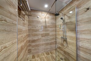 Dusche, Regendusche, kostenlose Toilettenartikel, Haartrockner
