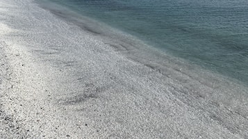Playa en los alrededores y camastros