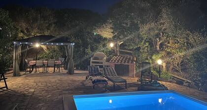 Beautiful villa with private pool - close to beaches.