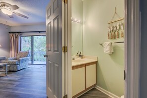 Combined shower/tub, towels - 74 Ocean Breeze: Beautiful , pet friendly. Free bikes and tennis. (Hilton Head Island)