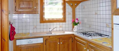 Een koelkast, een magnetron, een oven, een vaatwasser