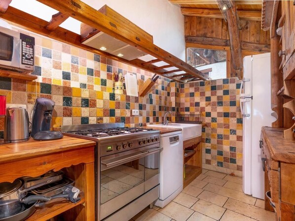 Een koelkast, een magnetron, een oven, een vaatwasser