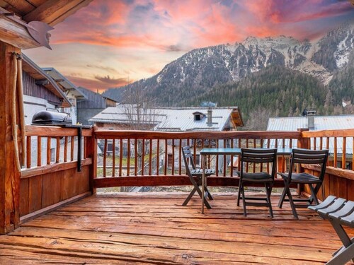 Chalet, remise en forme, sauna, balcon, cheminée ou poêle à bois, parking, télévision, 125m²