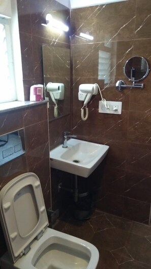 Habitación Royal | Baño | Regadera, amenidades de baño gratuitas, toallas, jabón 