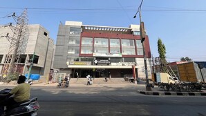 Un edificio de varios pisos con locales comerciales en la planta baja, incluyendo un cine y un restaurante.