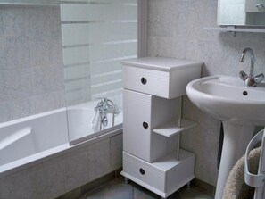 Baignoire, séchoir à cheveux