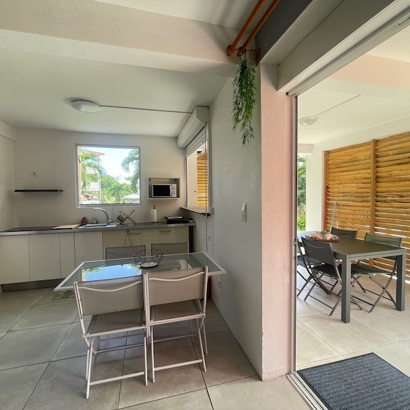 Frigorífic, microones, placa de cuina i cafetera i tetera