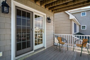 Terrace/patio - Charlie's Bayside Retreat - Pet friendly, In town! (Chincoteague Island)