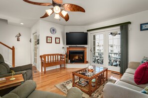 TV, fireplace - Charlie's Bayside Retreat - Pet friendly, In town! (Chincoteague Island)