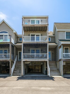 Exterior - Charlie's Bayside Retreat - Pet friendly, In town! (Chincoteague Island)