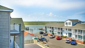 Un motel con estacionamiento, un muelle y vista al agua.