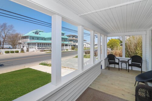 Stella del Mare | Remodeled South Main Cottage Walk Downtown w/ Patio Dining, King Suite & Charm