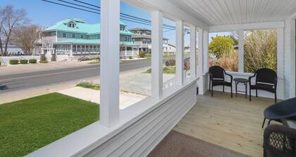 Stella del Mare | Remodeled South Main Cottage Walk Downtown w/ Patio Dining, King Suite & Charm