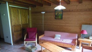A cozy room with a wooden floor, a checkered sofa, a wooden table, and a chair. - 2nd floor, view village, balcony, tv, ski locker, 75m², Champagny-en-Vanoise (Champagny-en-Vanoise)