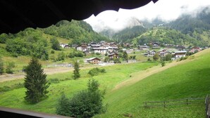 A view of a village with houses and a green landscape. - 2nd floor, view village, balcony, tv, ski locker, 75m², Champagny-en-Vanoise (Champagny-en-Vanoise)