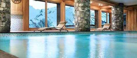 Una piscina techada, una piscina climatizada