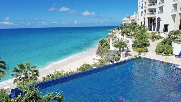 Ein Resort mit Pool mit Blick auf Strand und Meer.