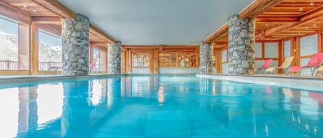 Alberca techada y alberca climatizada