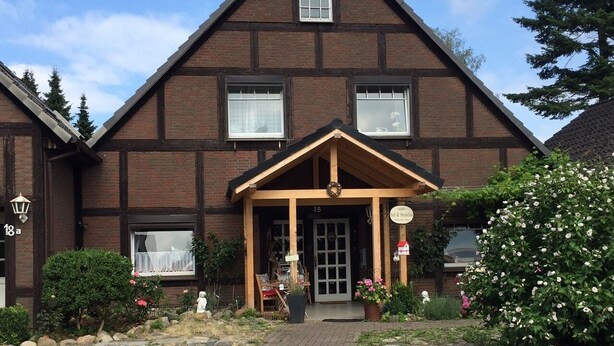 A traditional half-timbered house with a stone pathway leading to the entrance. - Worpsweder Blick (Osterholz-Scharmbeck)
