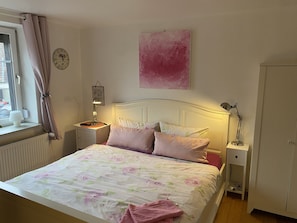 Basic Double Room | Individually decorated, free WiFi, bed sheets - Worpsweder Blick (Osterholz-Scharmbeck)