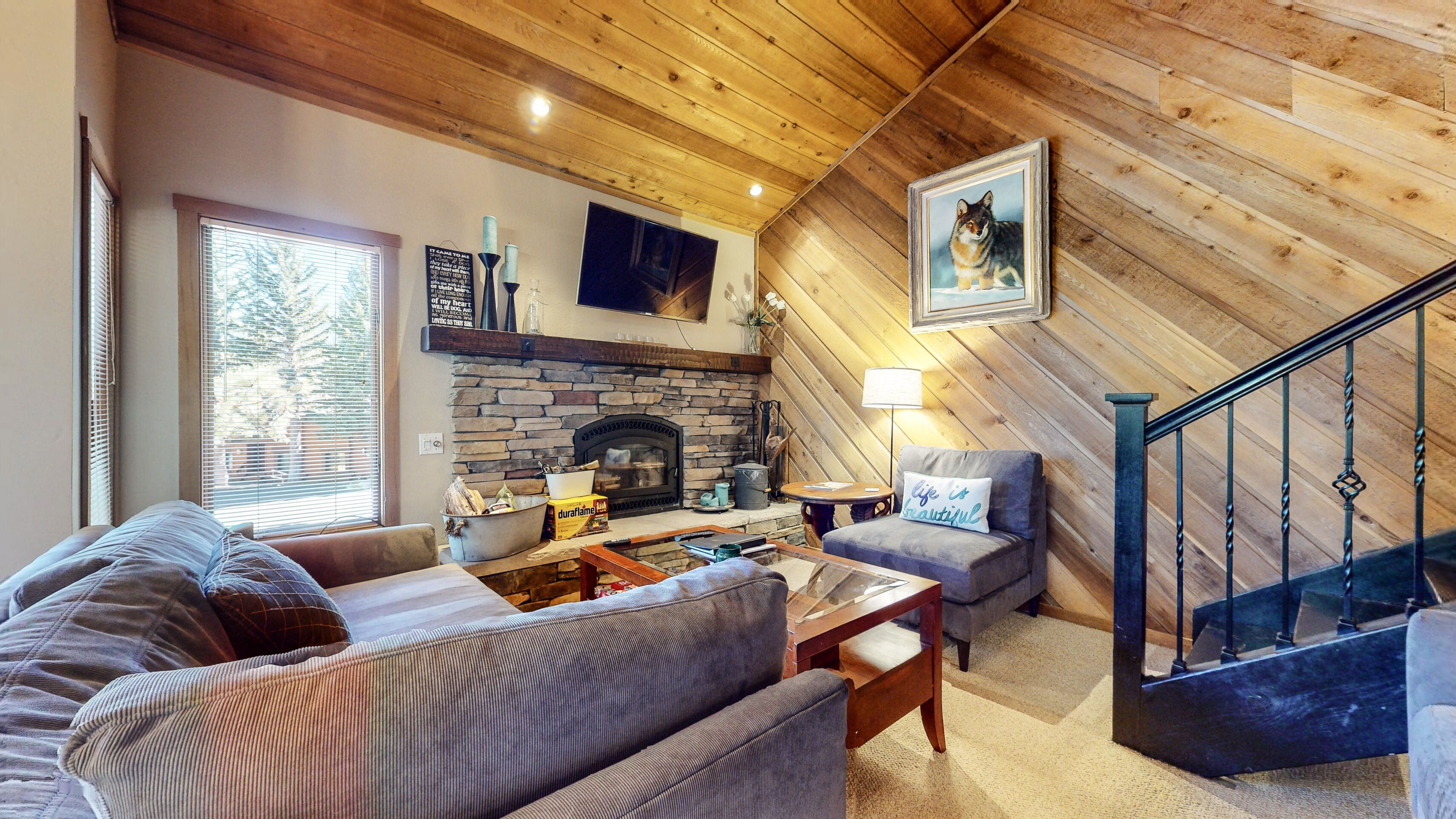 Light & Bright, Mountain Views! Private BBQ, Quiet Setting, Washer/Dryer