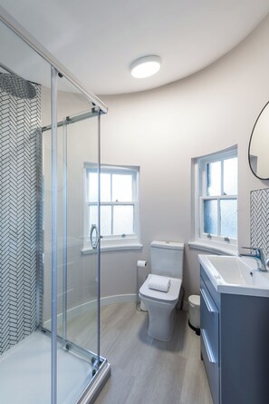 Dusche, Haartrockner, Handtücher