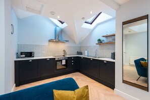 Fridge, microwave, oven, stovetop - Quiet, central 2 bedroom Royal Mile gem (Edinburgh)