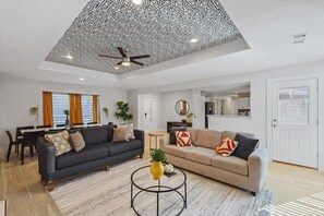 Télévision, cheminée, chaîne hi-fi, espaces bureaux