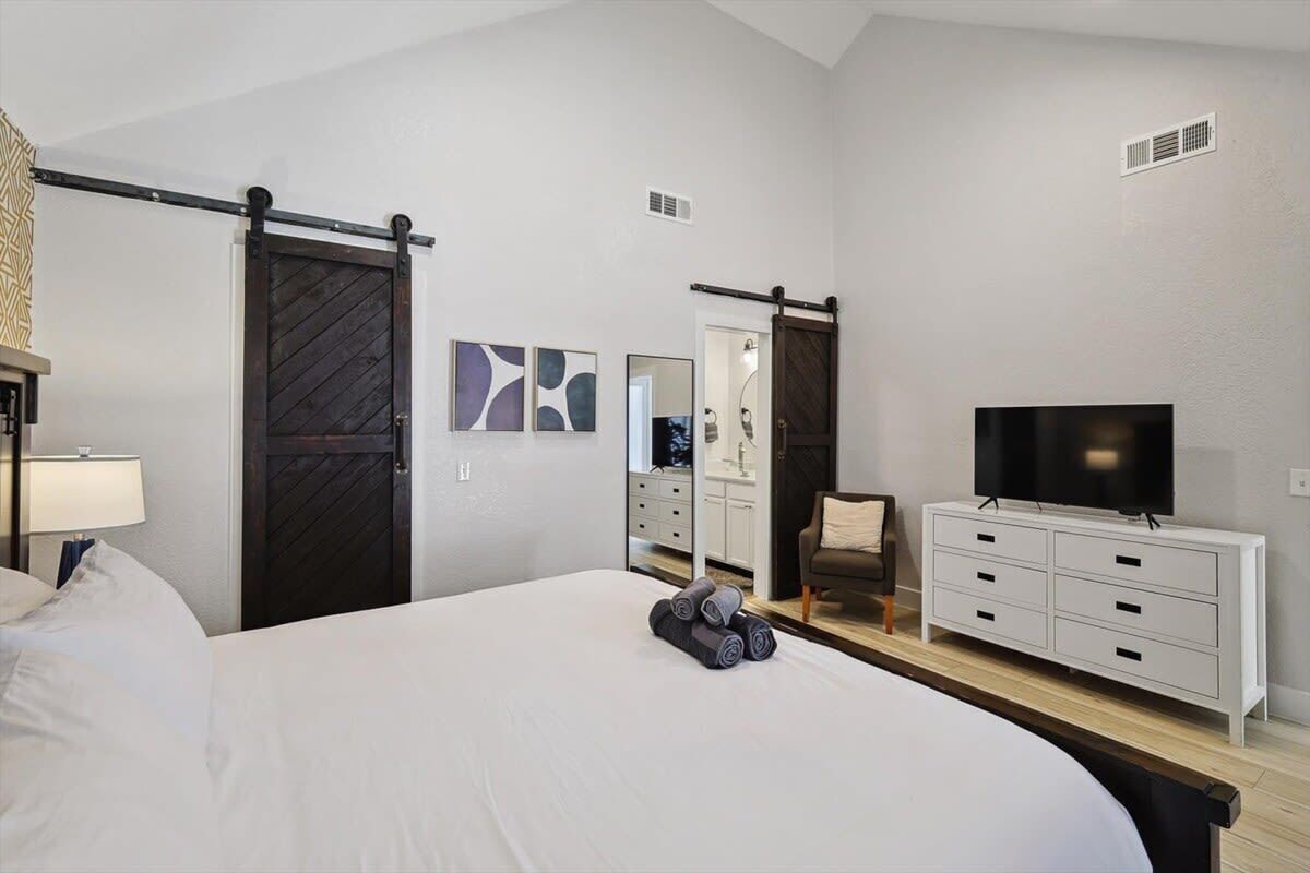 6 habitaciones, tabla de planchar con plancha, wifi y ropa de cama 