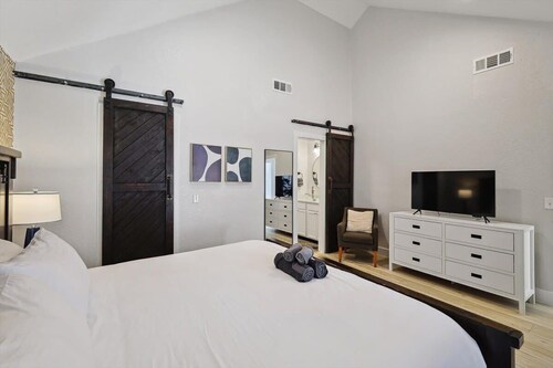 Amazing Big, Home - Cinema Room, Pool and Jacuzzi