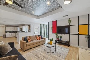 Televisión, chimenea, estéreo y oficina
