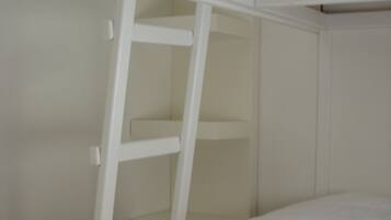 2 bedrooms, travel cot, free WiFi, bed sheets