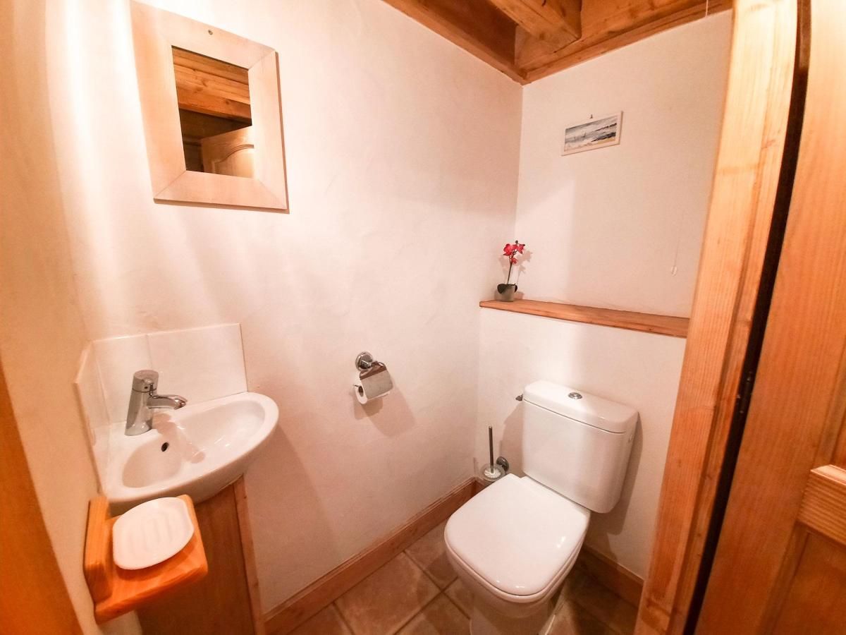 Un bagno piccolo con lavandino, WC e specchio.