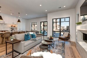 Smart TV, fireplace