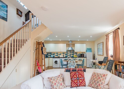 The Old Schoolroom by Bloom Stays  - sleeps 4 guests  in 2 bedrooms