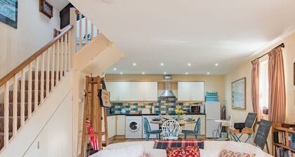 The Old Schoolroom by Bloom Stays - sleeps 4 guests in 2 bedrooms