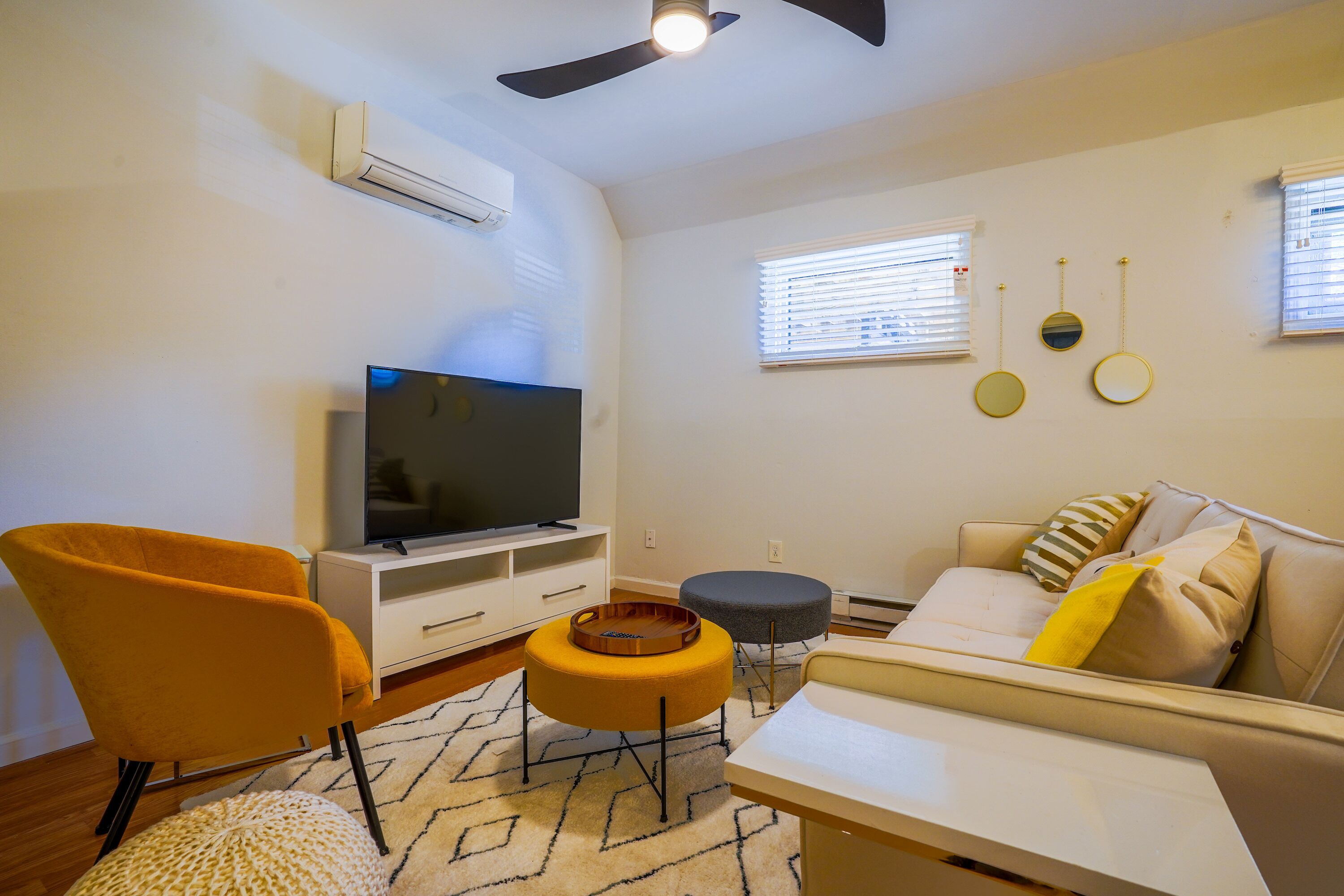 House, Multiple Beds, Fireplace | Living room | 42-inch TV with digital channels