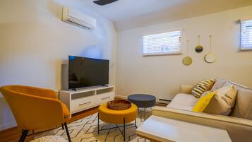 House, Multiple Beds, Fireplace | Living room | 42-inch TV with digital channels