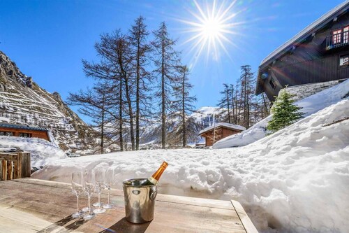 Chalet, sauna, terrace, balcony, fireplace or stove, parking, tv, ski locker, 230m², Val d'Isère