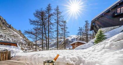 Chalet, sauna, terrace, balcony, fireplace or stove, parking, tv, ski locker, 230m², Val d'Isère