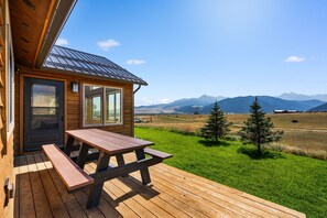 Outdoor dining - The Skyhawk Lodge - Wonderful home with incredible views on 10 acres! (Livingston)