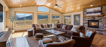 The Skyhawk Lodge - Wonderful home with incredible views on 10 acres!