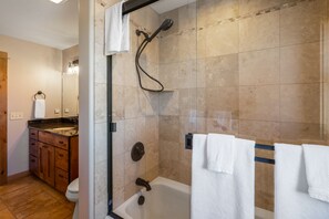 Combined shower/tub, hair dryer, towels