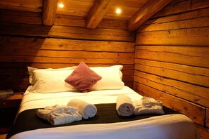 5 bedrooms, free WiFi, bed sheets - Chalet, 200m from ski slopes, fitness, terrace, fireplace or stove, parking, tv, ski locker, 100m² (Courchevel)