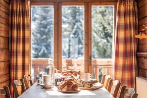 Dining - Chalet, 200m from ski slopes, fitness, terrace, fireplace or stove, parking, tv, ski locker, 100m² (Courchevel)