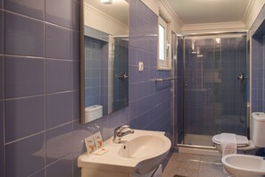 Dusche, Haartrockner, Handtücher, Shampoo