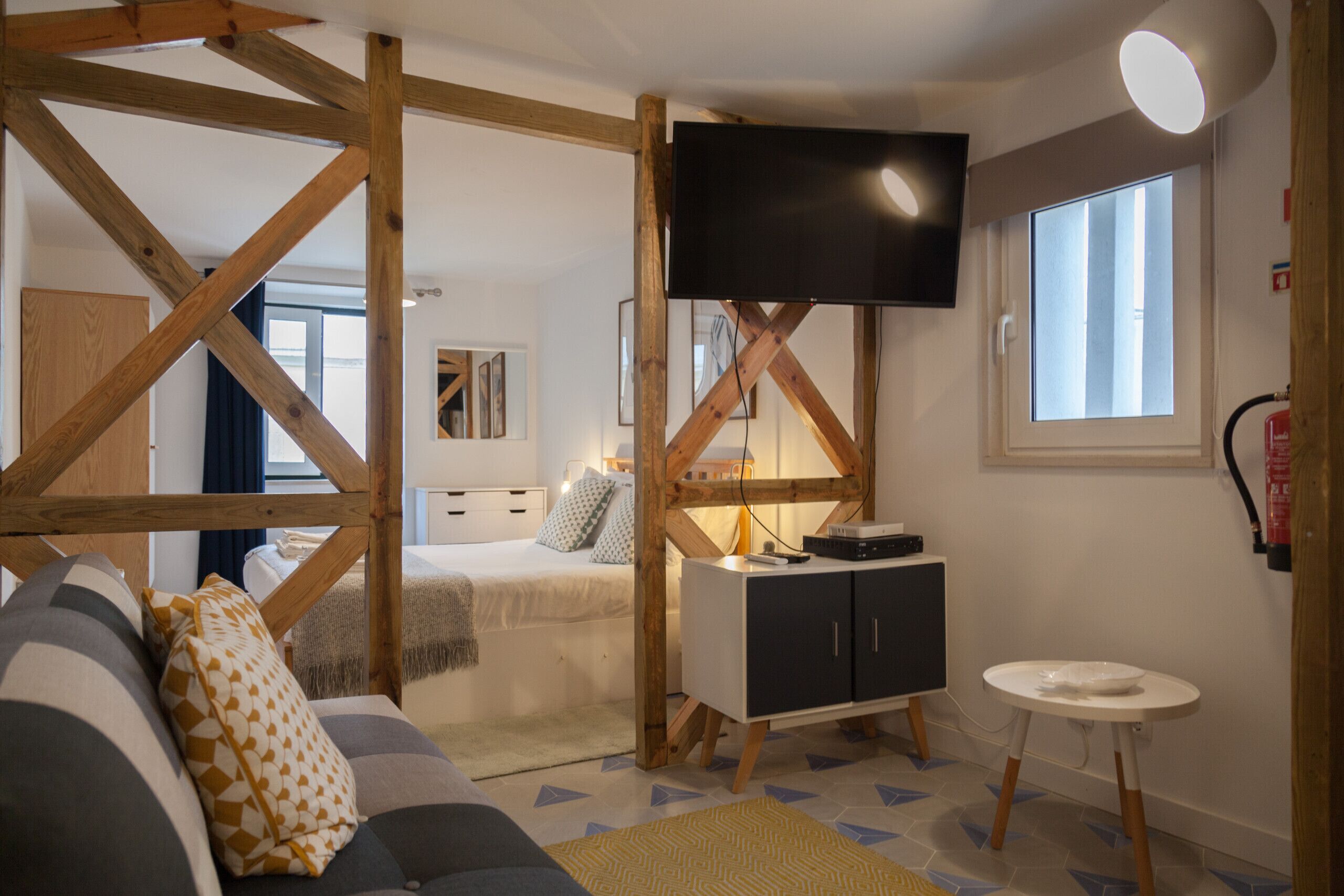 Tabla de planchar con plancha, wifi gratis y ropa de cama 