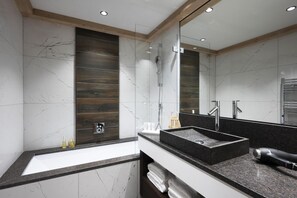 Bathtub, hair dryer - Wifi, 200m from shops, view mountain, fitness, swimming pool, sauna, hammam, balcony, parking, tv (La Rosière Montvalezan)