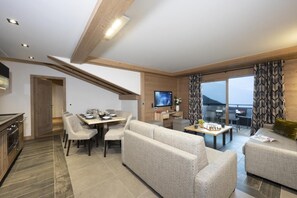 Living area - Wifi, 200m from shops, view mountain, fitness, swimming pool, sauna, hammam, balcony, parking, tv (La Rosière Montvalezan)