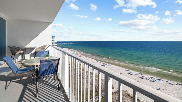 Un balcone con vista sulla spiaggia e sull'oceano.